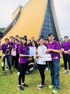 【圖一】中正親善大使團致贈感謝狀並交換紀念品。.jpg