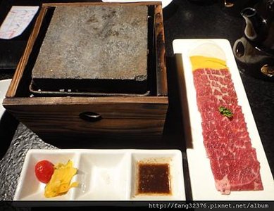 15.岩燒石板牛肉~不得不稱讚藝奇的擺盤極為精緻~視覺與味覺雙重享受.JPG