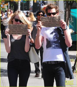 emma-stone-andrew-garfield-promote-charities-with-handmade-signs-08