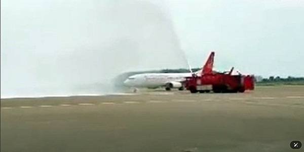 灑水禮/軍刀拱門/水門禮（water salute）是交通運