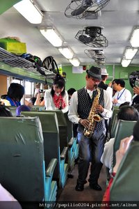 車廂中表演的藝人