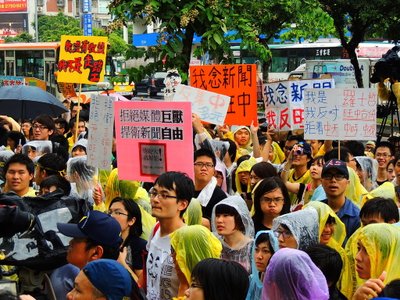 多名學生及社團高舉標語反旺中併購案