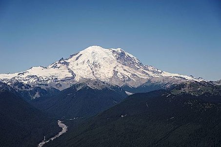 Mount_Rainier_from_the_Silver_Queen_Peak.jpg