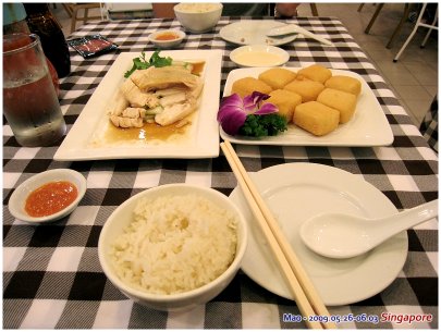 炸豆腐口感跟台灣不一樣 他的豆腐有豆漿味...  嗯  台灣的還是比較好吃