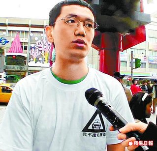 發「不擋救護車」T恤 籲中指男出面道歉.jpg