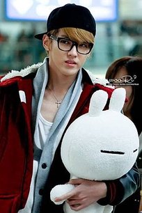 130127-exo-kris-with-tuzki-plushie-at-gimpo-airport