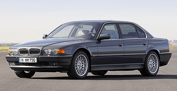 E38 7 Series  第三代機動性和舒適性設立新的標準  1994年推出第三代BMW 7系列車型,樹立了操作性靈活的頂級汽車典範。