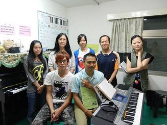 小楊流行鋼琴團體班合影
