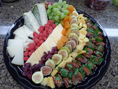 Cheese and fruit plate2