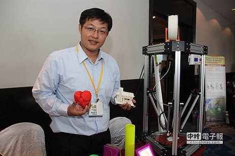 創志業務代表黃菘驊說，3D列表機由台灣研發製作，最大的好處是無需經過工廠，只要在家中或辦公室內放置一台列表機，即可將3D圖檔轉換成實質商品。（葉書宏攝）