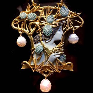 wartski-rene-lalique-brooch.jpg__760x0_q75_crop-scale_subsampling-2_upscale-false.jpg