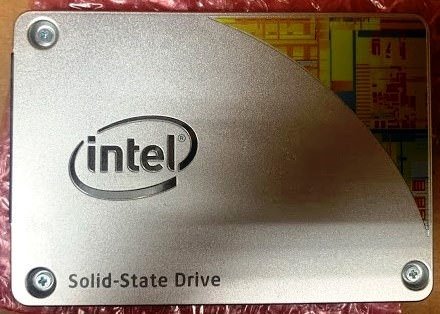 這顆 Intel 535 SSD大約是2016年購買的，具體在哪邊購買的我已經忘記了(這段記憶完全斷片)，只記得買的時候好像寫3年保固，今天是2018年10月，應該也還沒過保固，找不到代理商的情況之下，燦坤代送300元，為了省錢，試試看自己送修，畢竟保固內送修所有的費用 Intel 都會吸收，一方面累積一個經驗！