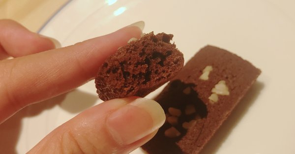 咬一口金磚布朗尼後看蛋糕中間的紮實度