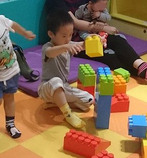 幼兒益智區玩大積木