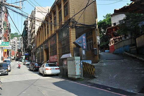 基隆千人塚-5座日軍紀念碑，分別為「軍人軍屬火葬場之碑」、「