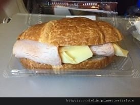 虎航飛機餐-雞肉可頌.jpg