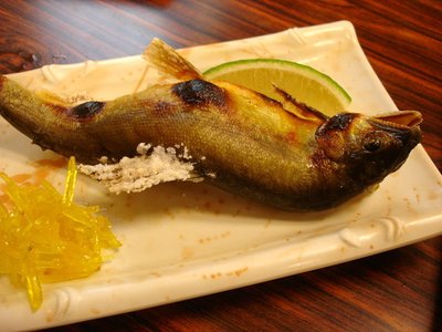 定食裡頭的烤香魚