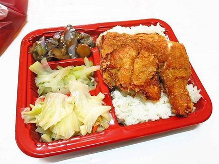 【新莊美食】信德外送便當-外酥內嫩的超厚實雞腿