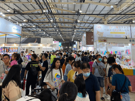 寵物博覽會往年人潮眾多，許多民眾帶著毛小孩逛展，現場熱鬧非凡。