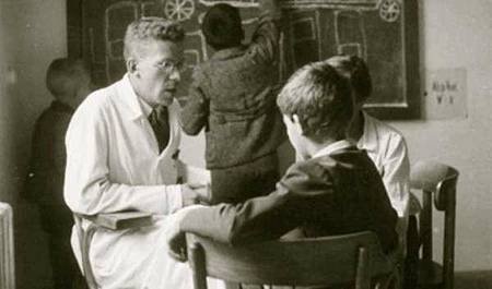 1940 年亞斯伯格（Hans Asperger）在診所為兒童診症。.jpg