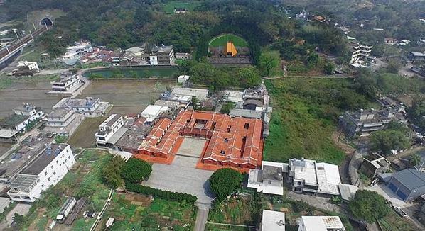 劉氏雙堂屋為新竹縣新埔最龐大的傳統客家建築，坐東北朝西南，原