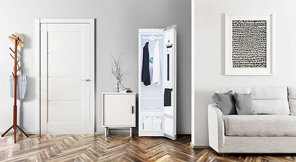 【新聞圖片1】LG Styler蒸氣電子衣櫥不僅可去味除菌 ，還具溫和烘乾的功能，讓爸爸每天出門都能散發成熟男人的魅力