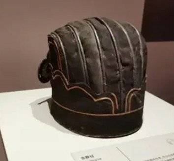 忠靖冠-明朝嘉靖-命名為“忠靜”，寓意官員們“進思盡忠，退思