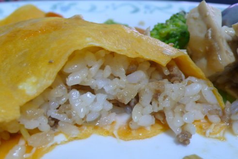 Mom&apos;s rice with a thin omlette on top 002.jpg