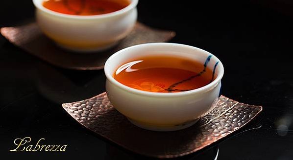 陳年烏龍茶含金量高，經長期貯存後具升值性，亦含對人體有益的物質。
