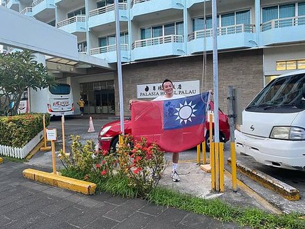 帛琉大飯店降旗.jpg