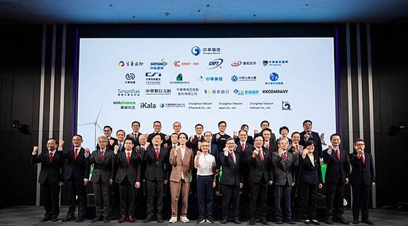 1130422中華電信新聞照2_中華電信董、總率領集團母子公司及重要策略伙伴等共26家公司代表同台宣誓齊心努力共創永續生態圈。