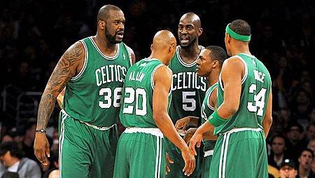 bos_g_celtics_huddle_b1_576