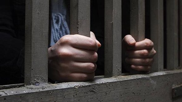 istock-3504307-jail-bars-hands_wide-0150ad1525ed10ac6f7fab0390a1f6c46ad7c886