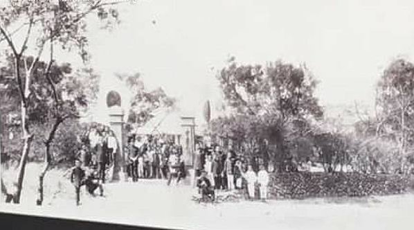 大湖口公學校之跡碑文/「民國前五年於中崙（即今湖口鄉波羅村）