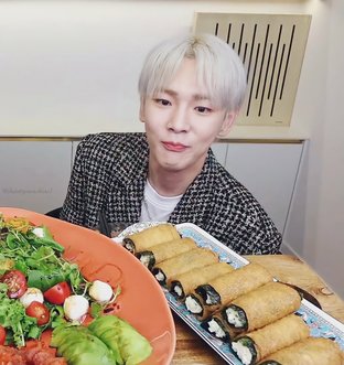 211004 SHINee Key Mukbang1.jpg