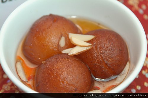 IndianHostRestaurantInBangkokGulabJamun.JPG