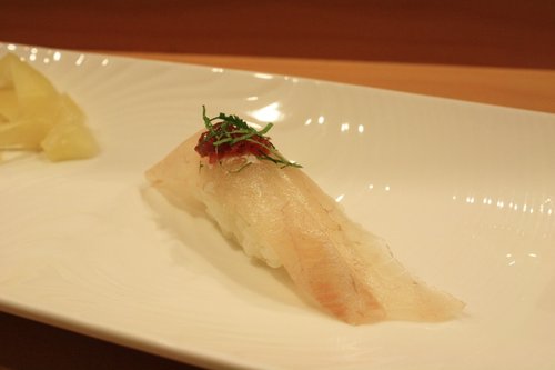 澎湖的象魚佐梅醬，這裡用的梅醬味道較重，不用沾醬油直接吃梅醬就是很棒的提味了