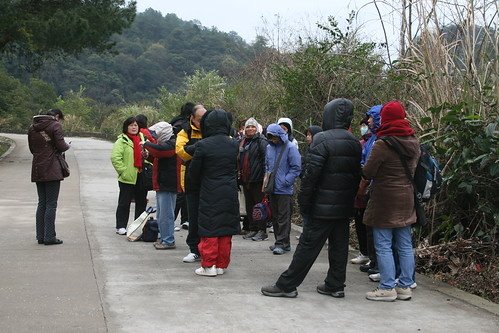 壞車正在等待另一車輛接走我們