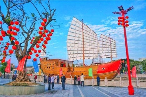 『紅頭船』『舢仔』『紅頭仔』，是淡水河內河航行的最大型船隻。