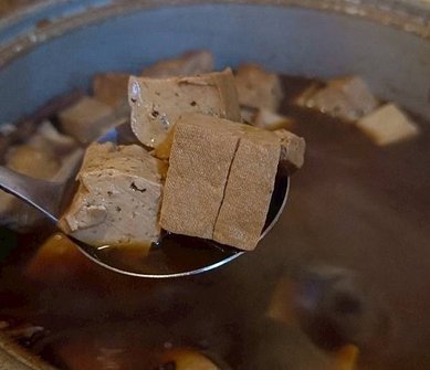 【覓湯】帶點宮崎駿味的療癒系鍋物空間｜必吃老闆親上菜的私房石