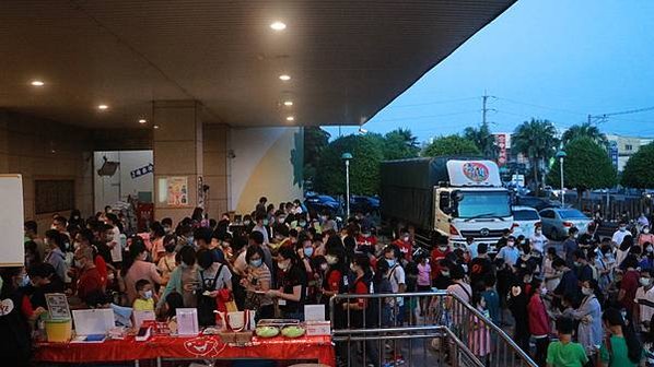 【圖八】8_23彰化二林鎮立圖書館擠進了滿滿人潮