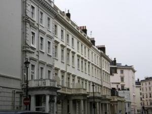 Belgravia 典型的住宅，建造於 1826 年代。街道感覺很乾淨。