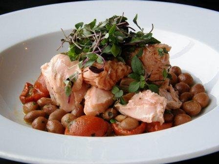 色味清雅的 Hebridean salmon confit with borlotti beans and basil garlic purée。