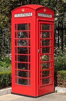 Red_telephone_box,_St_Paul&apos;s_Cathedral,_London,_England,_GB,_IMG_5182_edit