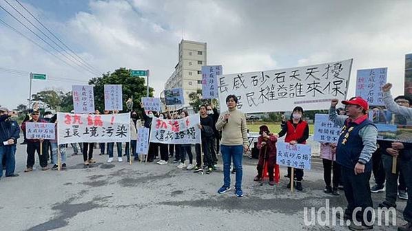 新竹縣湖口鄉東興村民抱怨，原來純樸優美的農村，自從長威砂石場