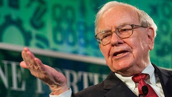 Warren-Buffett-making-a-point-663x373