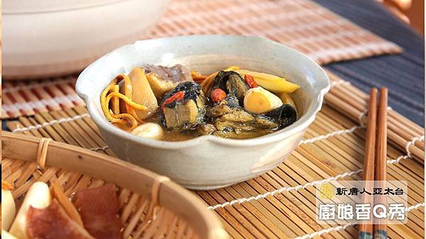 蟲草乾魷烏雞湯 杏鮑菇切滾刀塊較耐燉煮1