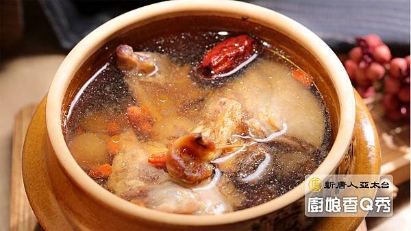 金絲燕窩燉雞湯 用土雞肉1