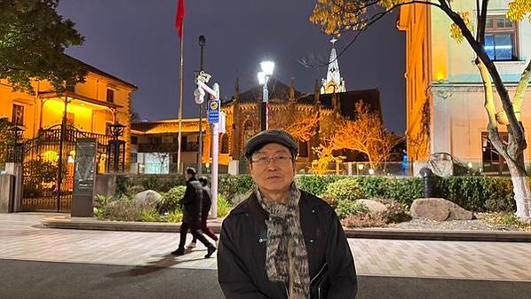 ★李永然律師在導遊的引導下，前往寧波市老外灘遊覽