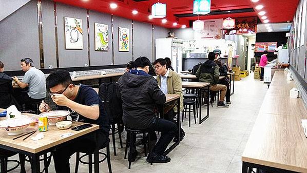 新北高CP值牛肉麵｜三重【順興集團紅燒牛肉麵專賣店】，價位公
